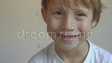 小男孩显示他的一些乳齿脱落了。 儿童牙齿变化的概念